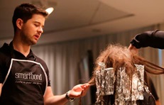 Foto do Rafael Bertolucci realizando um procedimento capilar utilizando o smartbond.