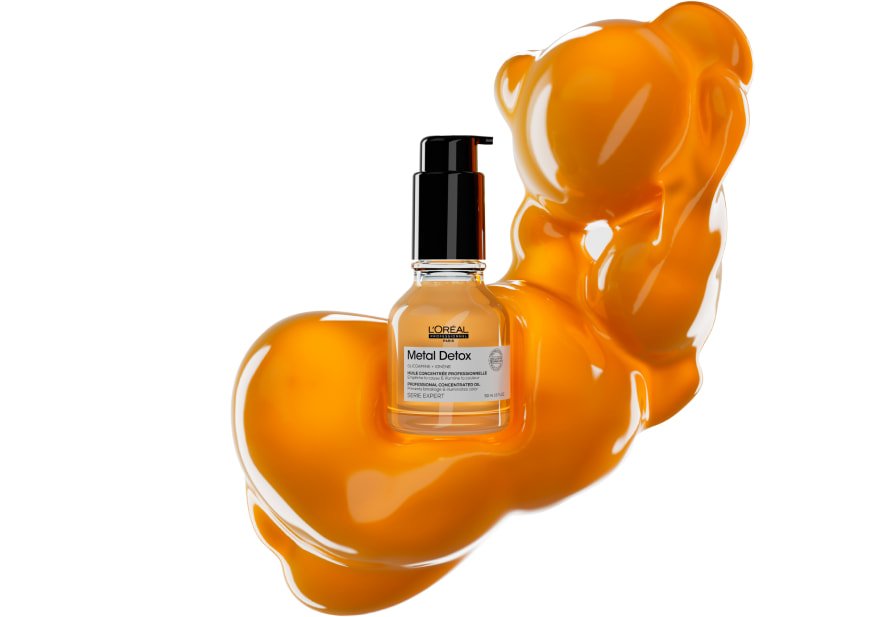 Metal Detox heat protector oil helping style hair while hydrating, smoothing strands, and protecting fiber from heat damage during styling.