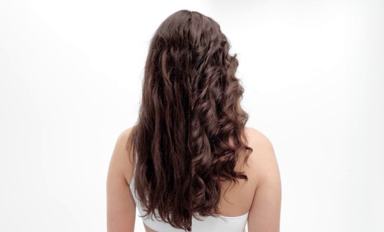 Application steps of a hair mask, showing how to apply on lengths and ends, leave on, then rinse to deeply nourish and repair hair.