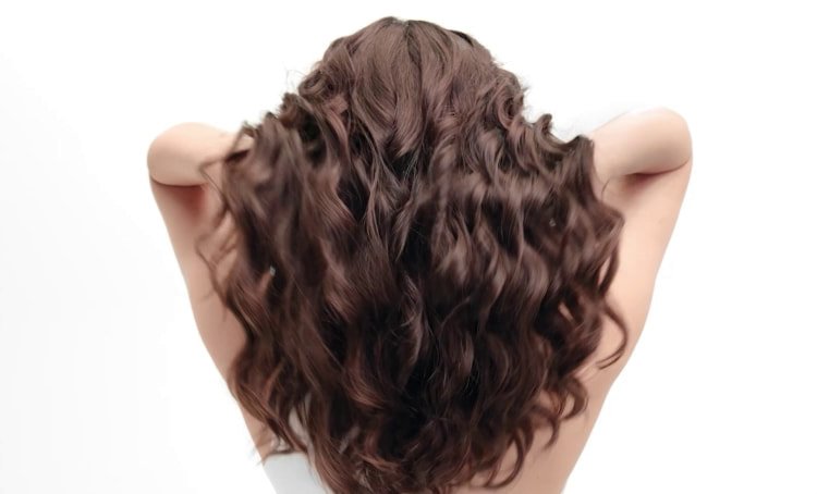 Step-by-step routine to prevent dry hair, showing gentle cleansing, deep hydration with a mask, and daily care to restore softness and shine.