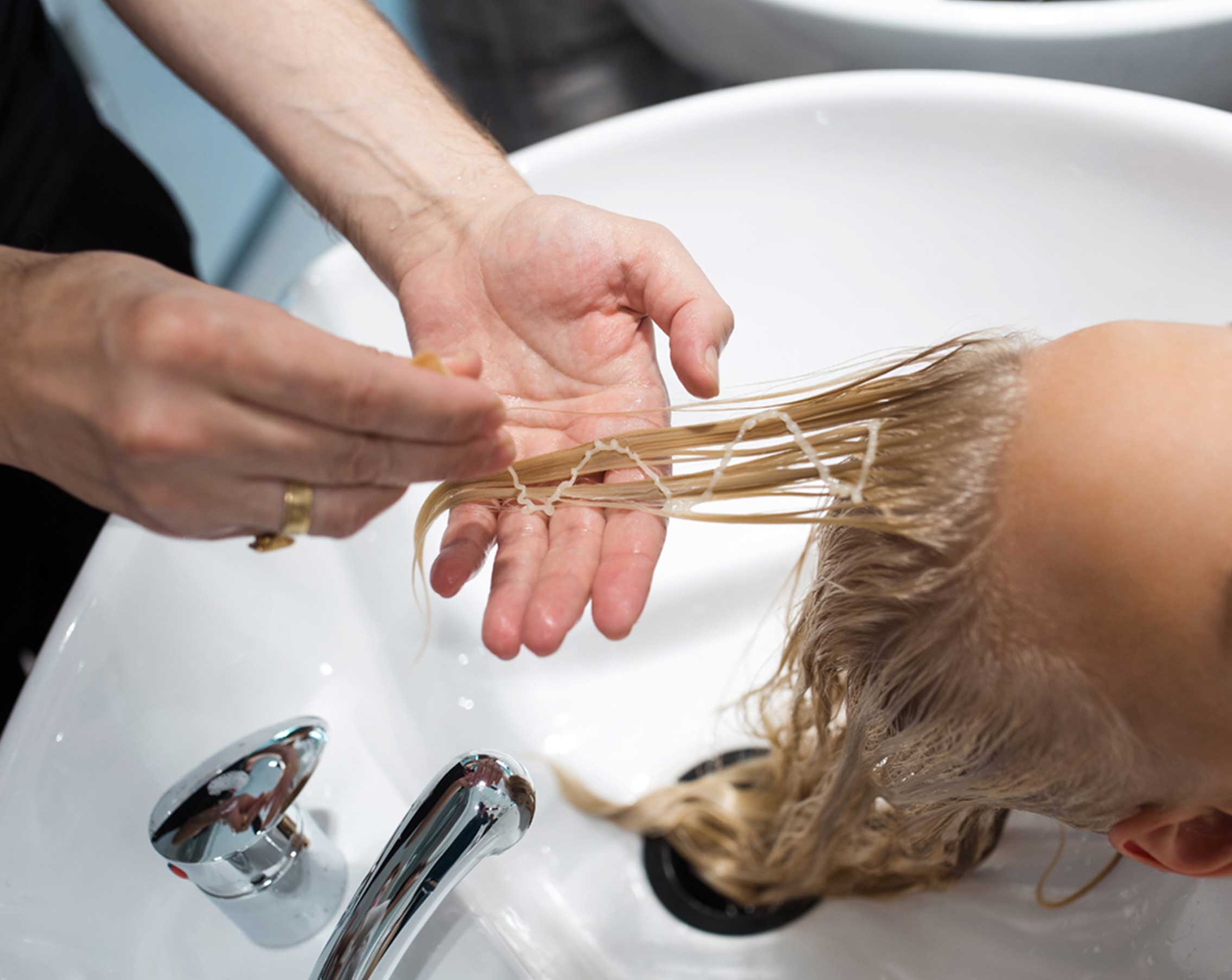 O que devo fazer quando o cabelo está caindo muito? O que pode ser? Como  acabar c/ a queda capilar? 